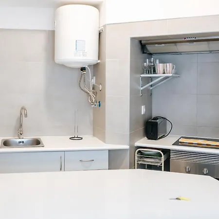Downtown Arroios Flat 3 شقة *